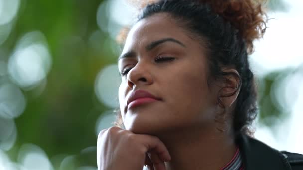 Pensive Besorgte Schwarze Frau Gesicht Aus Nächster Nähe Person Die — Stockvideo