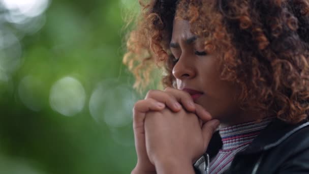 Духовна Жінка Молиться Богу — стокове відео