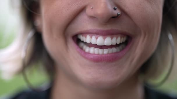 Mujer Feliz Primer Plano Labios Sonriendo Riendo Hablando Conversación — Vídeos de Stock