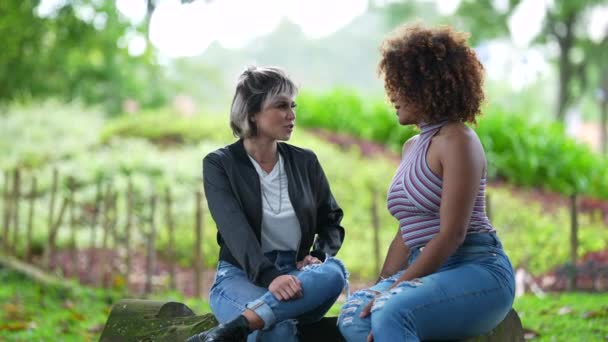 Duas Mulheres Diversas Falar Fora Parque Amigos Conversa — Vídeo de Stock