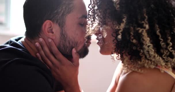 Hispánský Pár Líbání Upřímní Romantičtí Lidé Líbání — Stock video