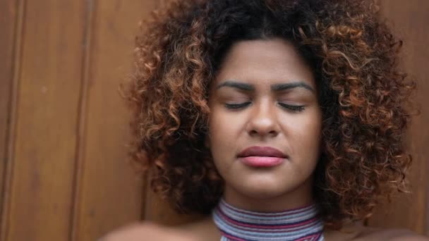 Inquiète Femme Noire Brésilienne Avec Une Expression Préoccupée — Video