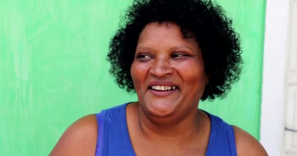 Βραζιλιάνος Ευτυχισμένος Άνθρωπος Λατινοαμερικάνικη Μαύρη Γυναίκα Χαμογελάει Αληθινοί Άνθρωποι — Αρχείο Βίντεο