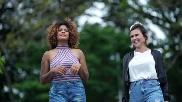 2人のブラジル人の友人が通りの外で一緒にぶら下がっている 多様な友情 — ストック動画