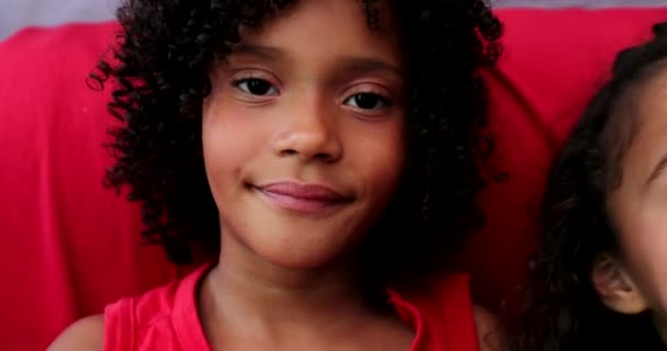 Menina Brasileira Retrato Infantil Sorrindo Para Câmera Hispânicos Latinos — Vídeo de Stock