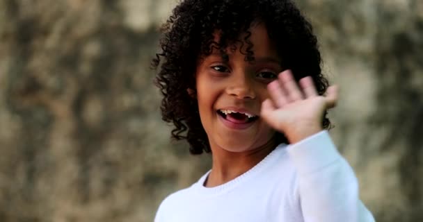 ブラジルの少女カメラにこんにちは手を振っ 子供の波こんにちは — ストック動画