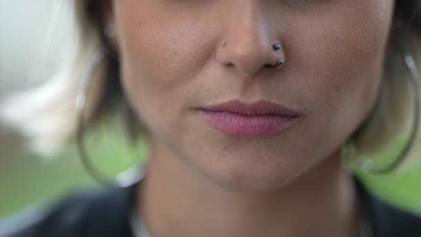 Femme Bouche Lèvres Gros Plan Expression Sérieuse — Video