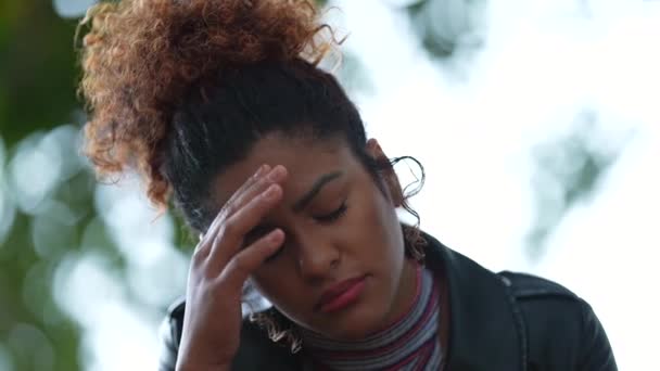 担心情绪问题的非洲黑人妇女 — 图库视频影像