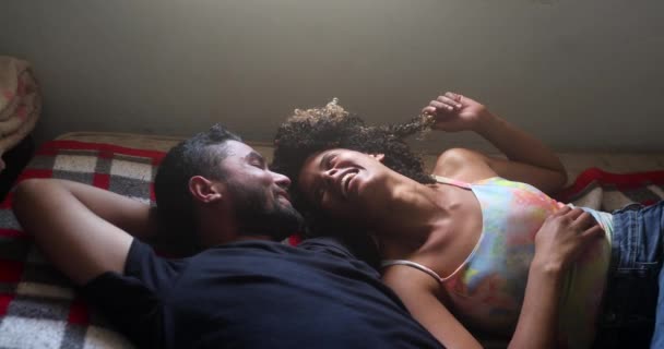 Латиноамериканське Подружжя Ліжку Латиноамериканські Люди Цілуються — стокове відео
