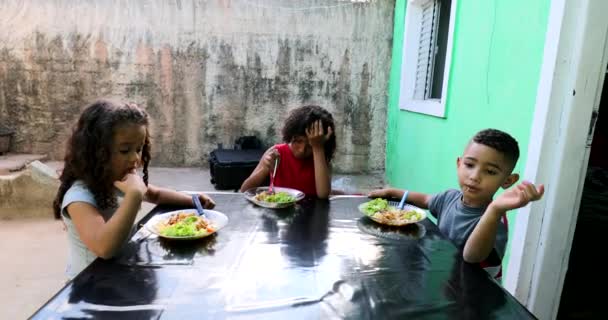 Braziliaanse Kinderen Die Lunchen Latijns Amerikaanse Kinderen Eten Eten Eten — Stockvideo