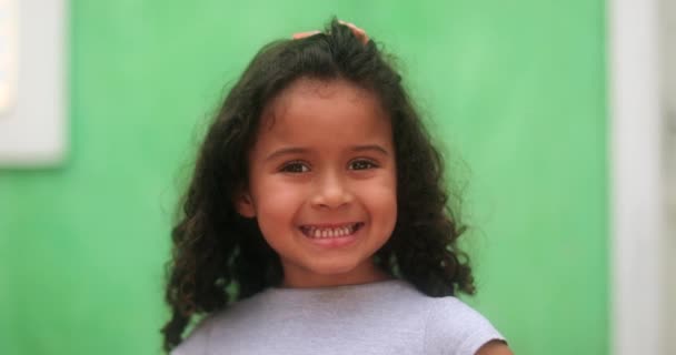 Brazylijskie Dziecko Uśmiechnięte Latynoska Dziewczyna Uśmiech — Wideo stockowe
