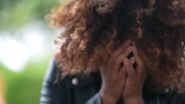 Inquiète Noir Hispanique Femme Sentiment Regret Désespoir — Video