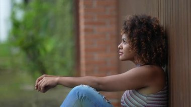 Yüzü utançla kaplı bir insan. Duvara yaslanan kadın