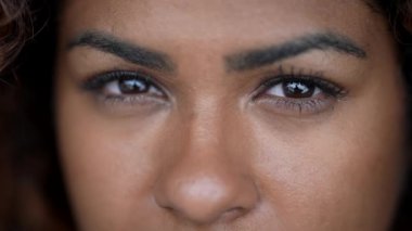 Kameraya bakan makro yakın plan yüz.