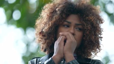 Düşünceli Brezilyalı kadın yakın plan düşünüyor.