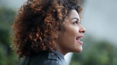 Kaygısız kadın gökyüzüne bakıyor mutlu gözlerle bakıyor.