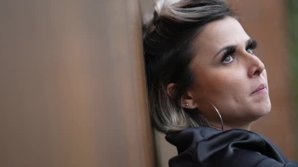 Candide Femme Coûteuse Fille Contemplative Appuyée Sur Mur — Video