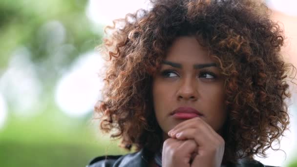 Pensive Femme Brésilienne Penser Contemplative Hispanique Personne Noire Extérieur — Video
