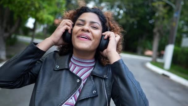 Femme Rire Vie Réelle Bonheur Écouter Musique Portant Des Écouteurs — Video