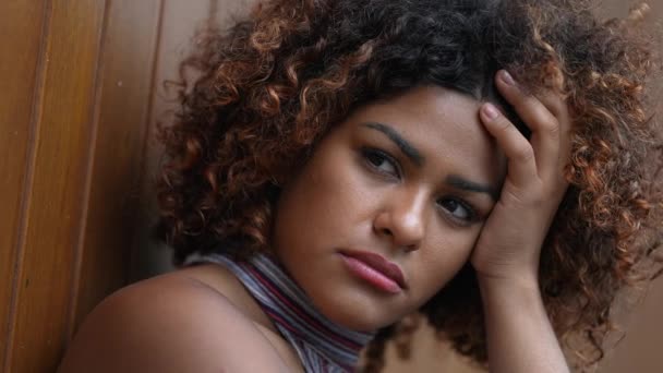 Femme Brésilienne Pensive Réfléchissant Profondément Aux Problèmes — Video