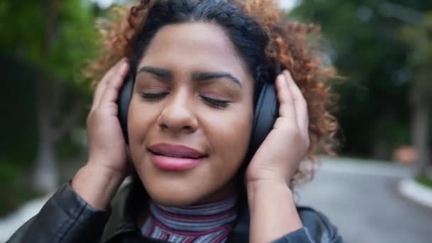 Mulher Brasileira Feliz Ouvindo Música Usando Fone Ouvido Rua — Vídeo de Stock