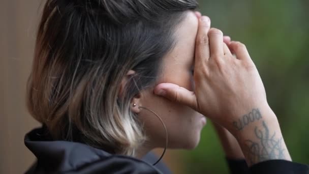 Человек Прикрывающий Лицо Руками Чувствует Стыд Женщина Отчаянии Депрессии — стоковое видео