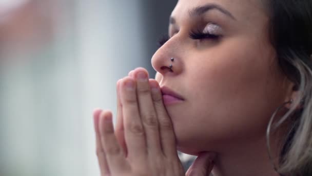 Junge Frau Schließt Die Augen Meditation Und Kontemplation Betet — Stockvideo