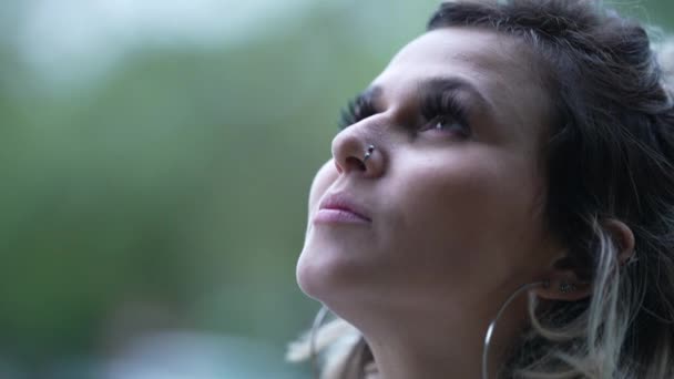 Жінка Дивиться Небо Посміхаючись Hope Faith — стокове відео