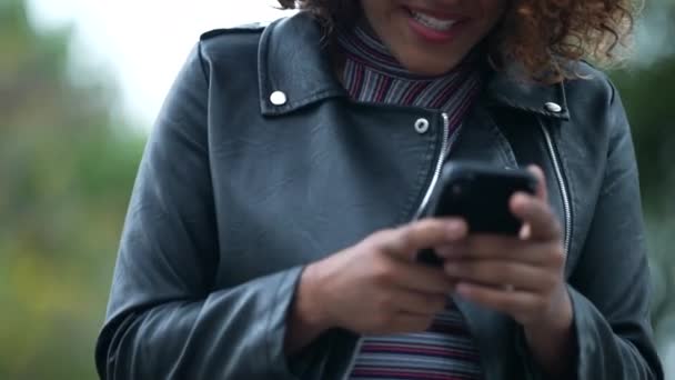 Femme Noire Célèbre Notification Bonnes Nouvelles Sur Smartphone — Video
