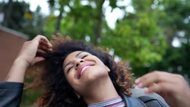 Insouciant Heureux Noir Brésilien Femme Jouer Avec Les Cheveux Bouclés — Video