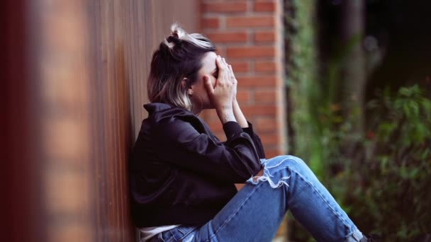 Mulher Estressada Sentindo Desespero Preocupação Pessoa Tempos Desesperados — Vídeo de Stock