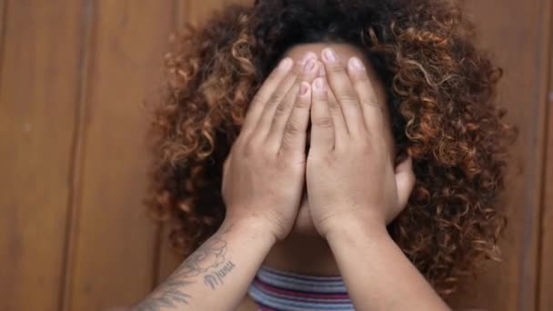 Mujer Negra Desesperada Cubriendo Cara Con Las Manos Desesperación Soledad — Vídeos de Stock