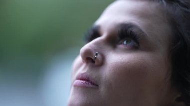  Kapalı yüzlü kadın gökyüzüne gözlerini açıyor