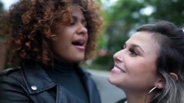 Çeşit çeşit arkadaşlık, iki genç kadın yanak yanağa, çeşitlilik kavramı