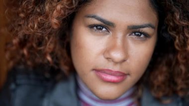 Kameraya bakan Brezilyalı kadın portresi.