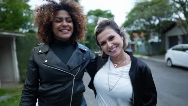 Dwie Kobiety Spacerujące Razem Ulicy Koncepcja Różnorodności Przyjaciółki Wychodzą Zewnątrz — Wideo stockowe