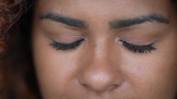 Черная Женщина Закрывает Глаза Медитации Человек Открывает Глаза Улыбается Камеру — стоковое видео
