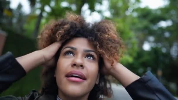 Ξέγνοιαστη Μαύρη Γυναίκα Παίζει Σγουρά Μαλλιά Έξω Στο Δρόμο — Αρχείο Βίντεο