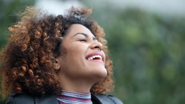 Femme Extatique Sentant Heureuse Regardant Ciel Personne Joyeuse Avec Espoir — Video