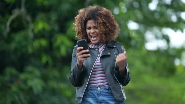 Mujer Negra Emocionada Celebrando Buenas Noticias Notificación Telefónica Persona Recibe — Vídeos de Stock
