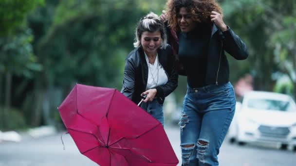 Person Öffnet Regenschirm Bei Regen Frau Deckt Freundin Bei Regentag — Stockvideo