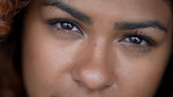 Mulher Negra Hispânica Macro Olhos Close Rosto Olhando Para Câmera — Vídeo de Stock