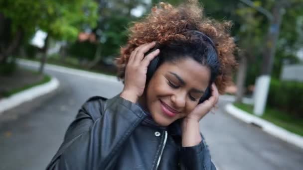 Mulher Negra Despreocupada Dançando Música Fora Rua Usando Fones Ouvido — Vídeo de Stock
