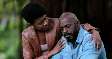 Sorunlu adam üzgün ve bunalımda. Kadın avutan erkek