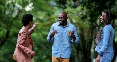 Grup birleşmesini kutlayan üç kişi. Afrika etnik kökeni