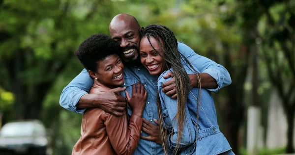 Drie Vrienden Knuffelen Elkaar Afrikaanse Mannen Vrouwen Omarmen Glimlachen — Stockfoto