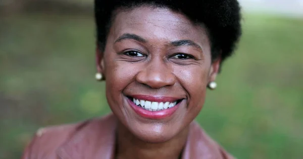 Porträt Einer Schwarzen Afrikanerin Die Draußen Lächelt — Stockfoto