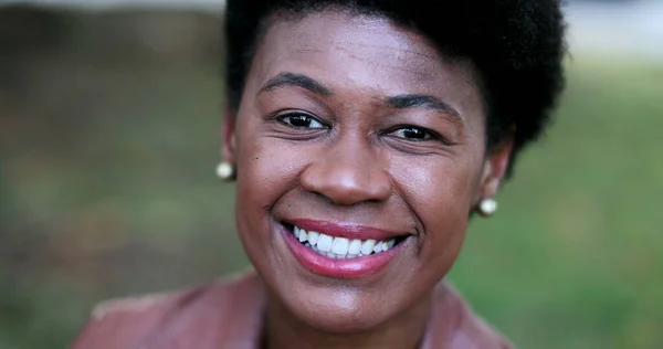 外で笑っている黒人アフリカ人女性 — ストック写真