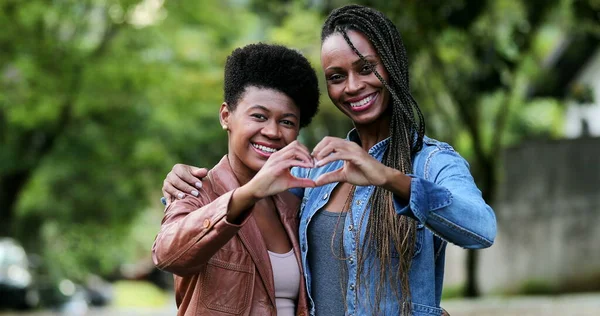 Přátelé Dělat Srdce Symbol Společně Stojící Venku Africké Ženy Scházejí — Stock fotografie