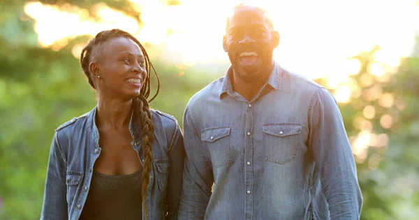 Přátelé Visí Spolu Černošky Africký Muž Žena Smějí Usmívají — Stock fotografie